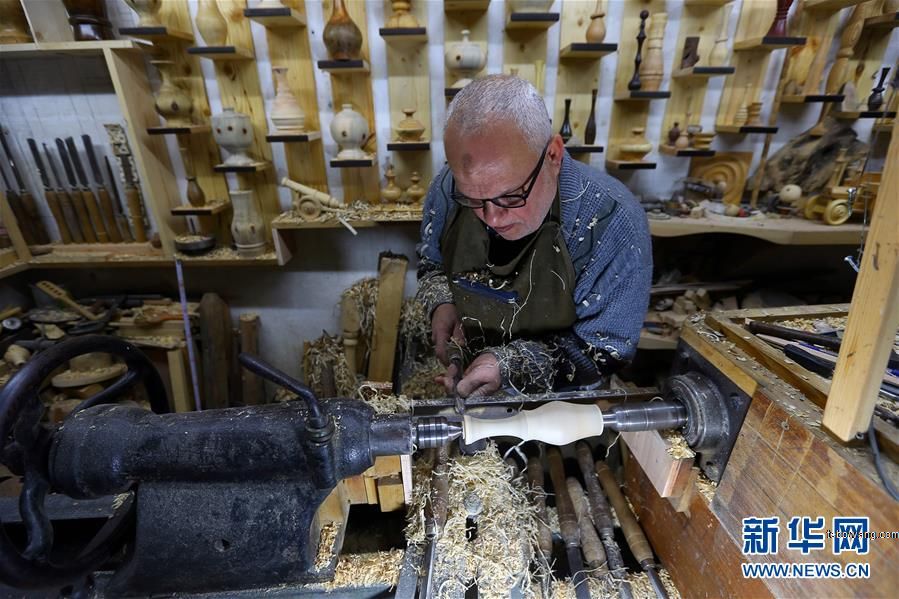 巴勒斯坦工匠制作木雕饰品
