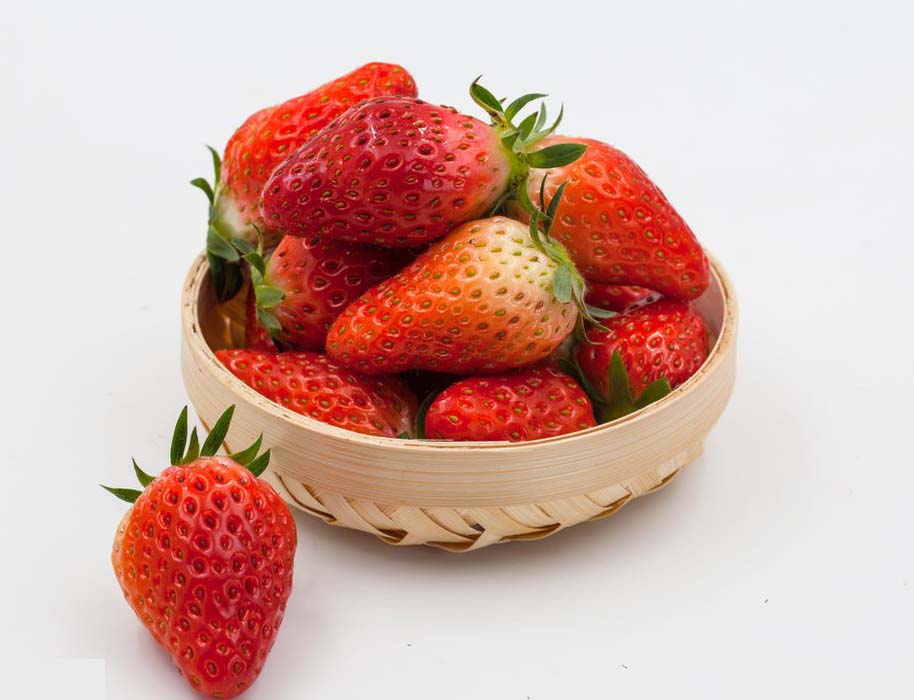草莓营养价值丰富，被誉为是“水果皇后”，含有丰富的维生素C、维生素A、维生素E、维生素PP、维生素B1、维生素B2、胡萝卜素、鞣酸、天冬氨酸、铜、草莓胺、果胶、纤维素、叶酸、铁、钙、鞣花酸与花青素等。