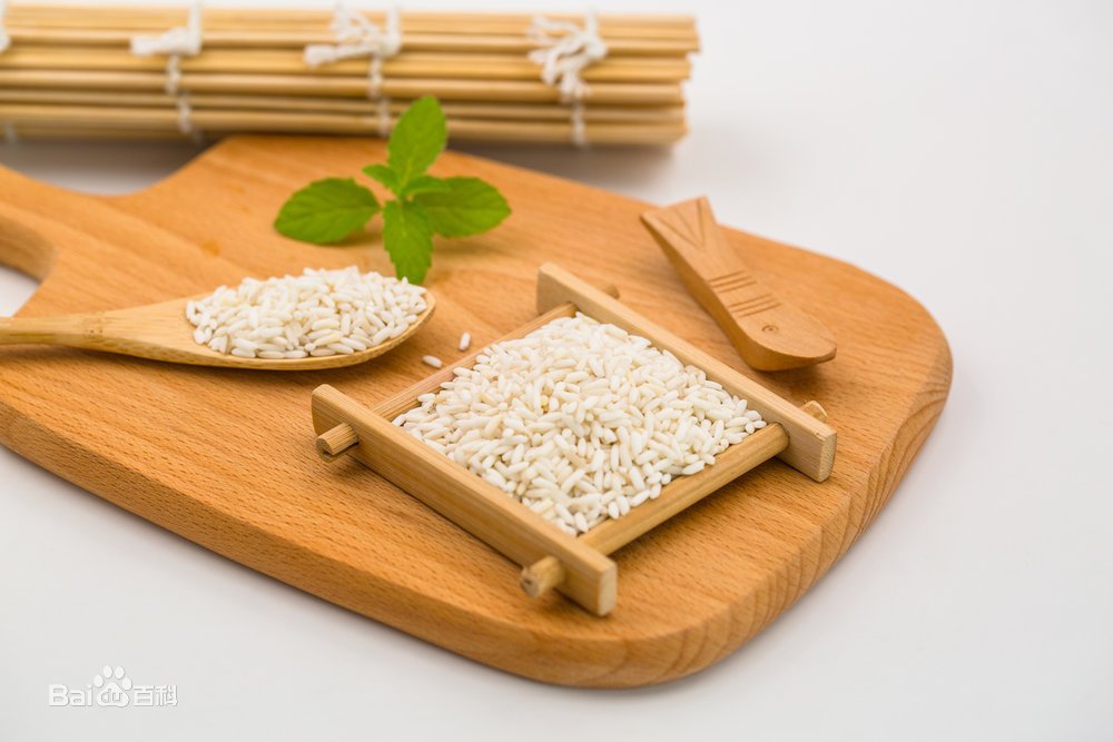 糯米又叫江米，为禾本科植物稻（糯稻）的去壳种仁。中国南方称为糯米，而北方则多称为江米。糯米是制造黏性小吃，如粽、八宝粥、年糕等各式甜品的主要原料，糯米也是酿造醪糟（甜米酒）南方地区黄酒的主要原料。