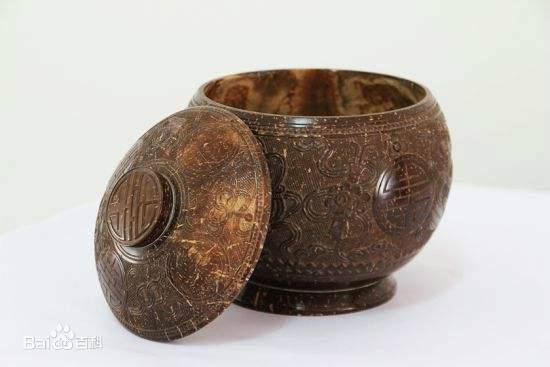 椰雕是以椰壳、椰棕、椰木为原料，用手工雕刻成各种实用产品和造型艺术品。椰雕是海南岛的特产之一。