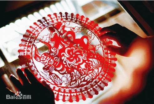 剪纸是一种用剪刀或刻刀在纸上剪刻花纹，用于装点生活或配合其他民俗活动的民间艺术。在中国，剪纸具有广泛的群众基础，交融于各族人民的社会生活，是各种民俗活动的重要组成部分