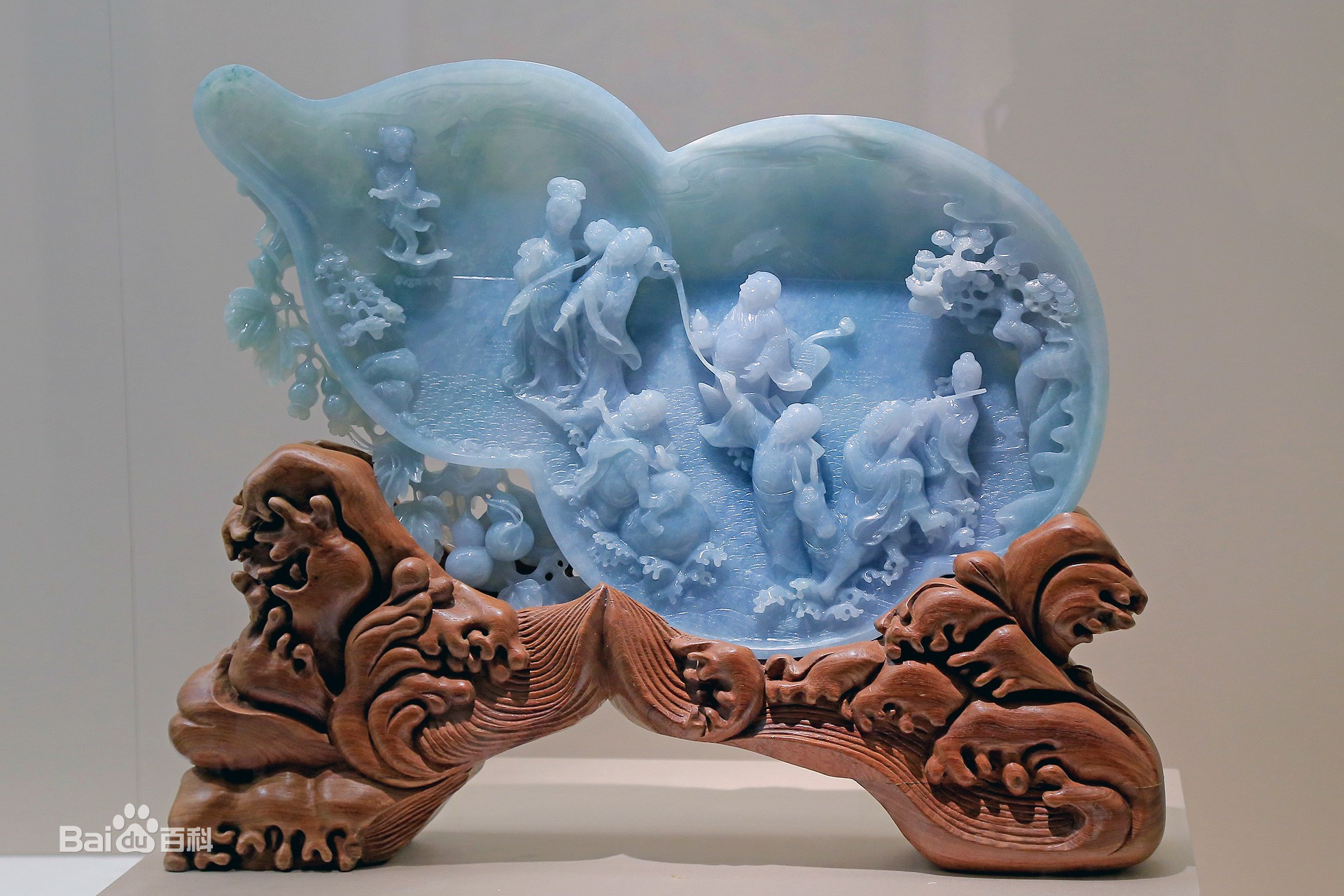玉雕是中国最古老的雕刻品种之一。玉石经加工雕琢成为精美的工艺品，称为玉雕。工艺师在制作过程中，根据不同玉料的天然颜色和自然形状，经过精心设计、反复琢磨，才能把玉石雕制成精美的工艺品。