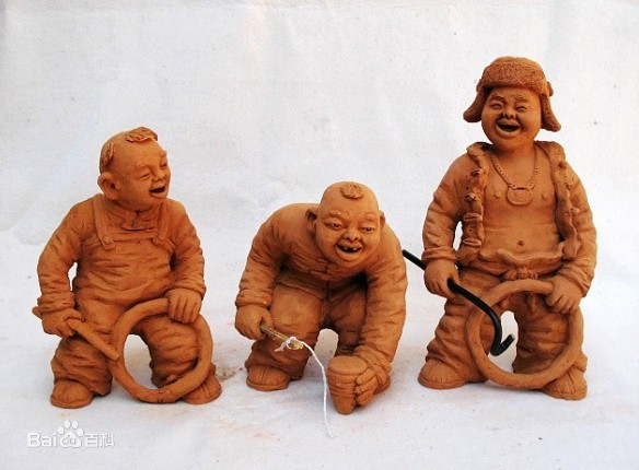 泥塑，俗称“彩塑”泥塑艺术是中国民间传统的一种古老常见的民间艺术。即用粘土塑制成各种形象的一种民间手工艺。