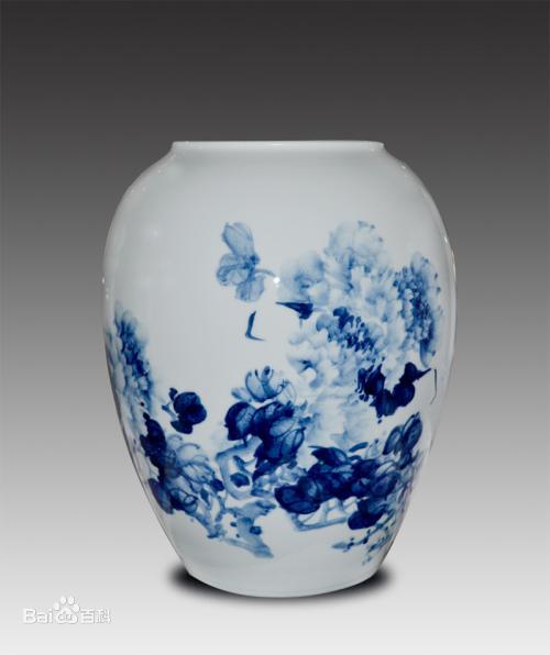 陶瓷，中国人早在约公元前8000－2000年（新石器时代）就发明了陶器。用陶土烧制的器皿叫陶器，用瓷土烧制的器皿叫瓷器。