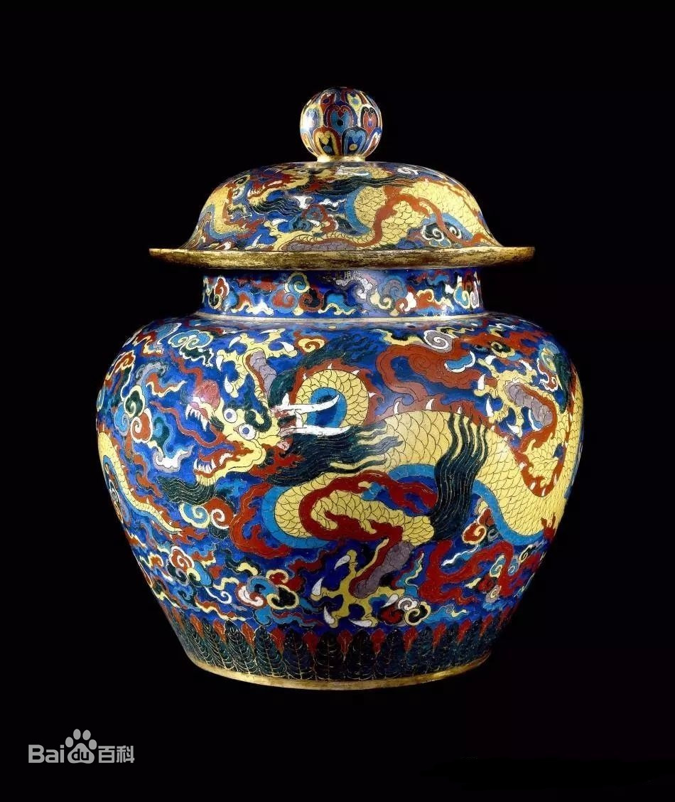 景泰蓝（Cloisonne），中国的著名特种金属工艺品类之一，到明代景泰年间这种工艺技术制作达到了最巅峰，制作出的工艺品最为精美而著名，故后人称这种金属器为“景泰蓝”。
