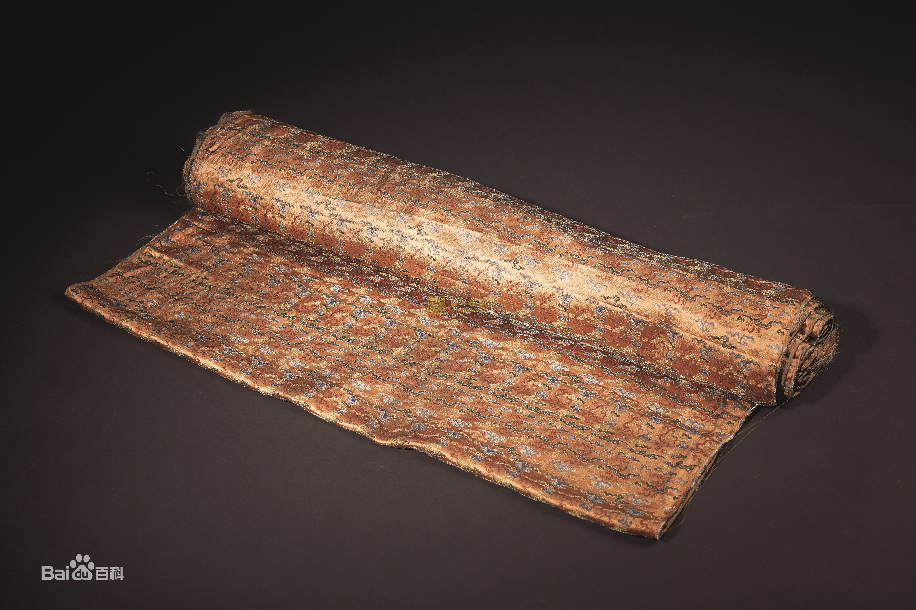 丝绸，一种纺织品，用蚕丝或合成纤维、人造纤维、短丝等织成；用蚕丝或人造丝纯织或交织而成的织品的总称。