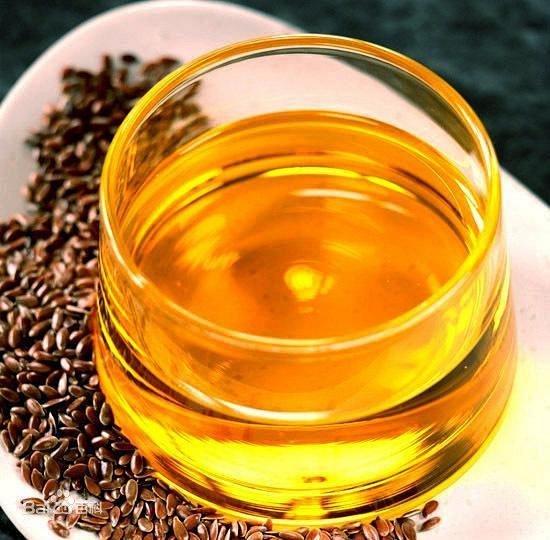 胡麻油又称亚麻籽油，是一种古老的食用油，它是从胡科植物脂麻种子榨取的脂肪油。胡麻生性喜寒耐寒，适合生长在西部、北部高寒干旱地区。